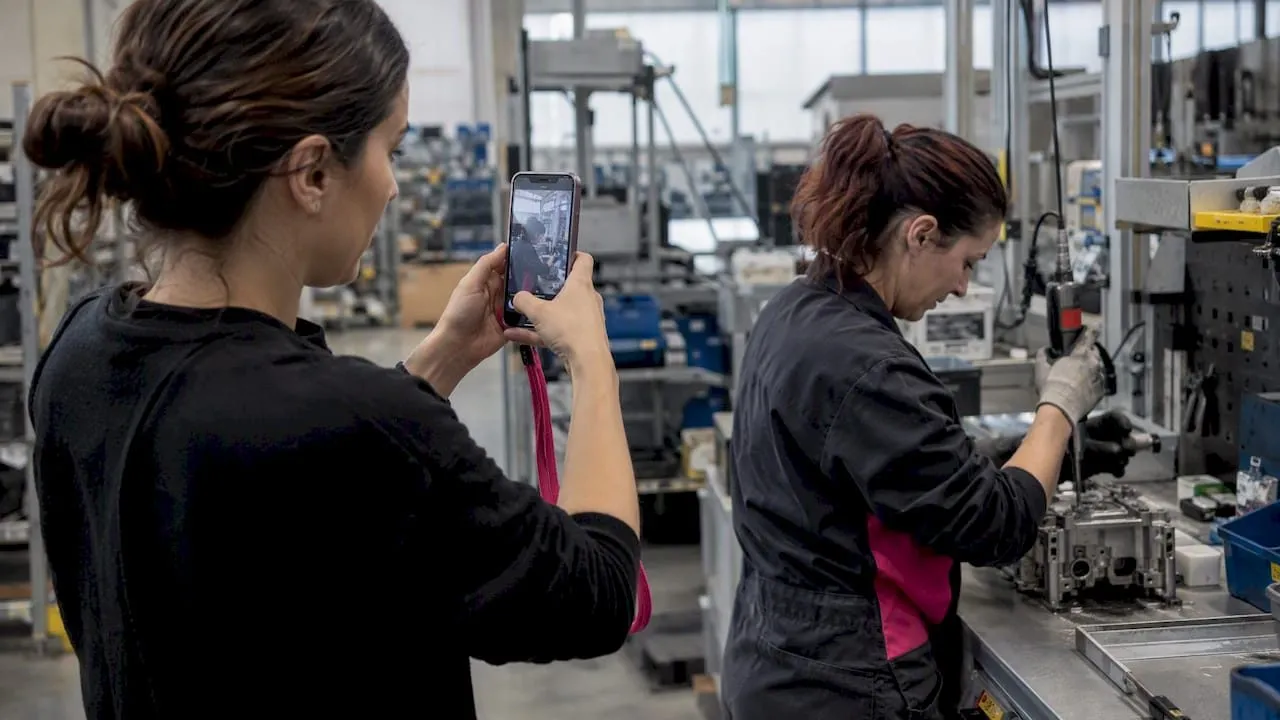 Ripresa in verticale di un processo di assemblaggio industriale