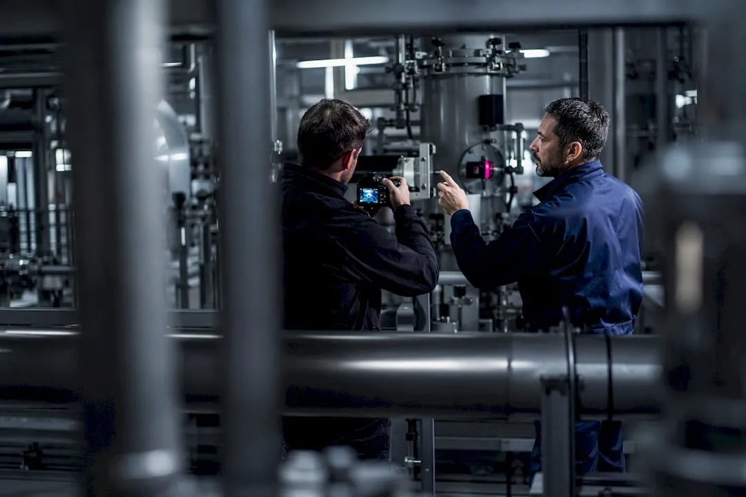 Un ingegnere documenta un tour tecnico-industriale
