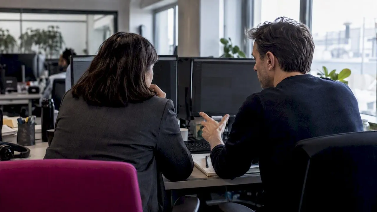 Colleghi B2B a confronto su software per la selezione dei contenuti