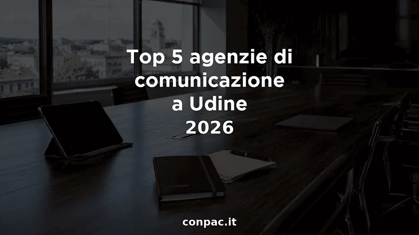 Tavolo riunioni moderno in ufficio aziendale, attrezzato con dispositivi tecnologici