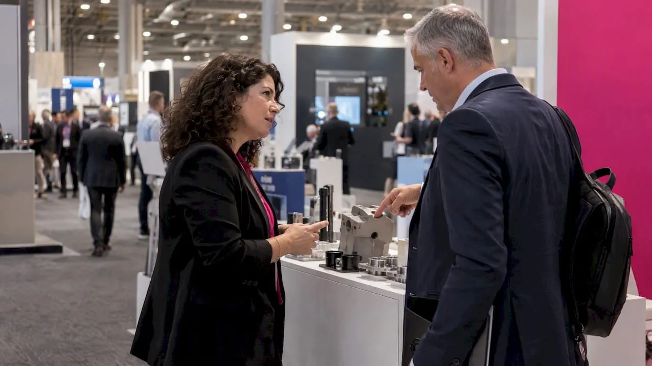 Incontro commerciale tra visitatore e rappresentante in fiera