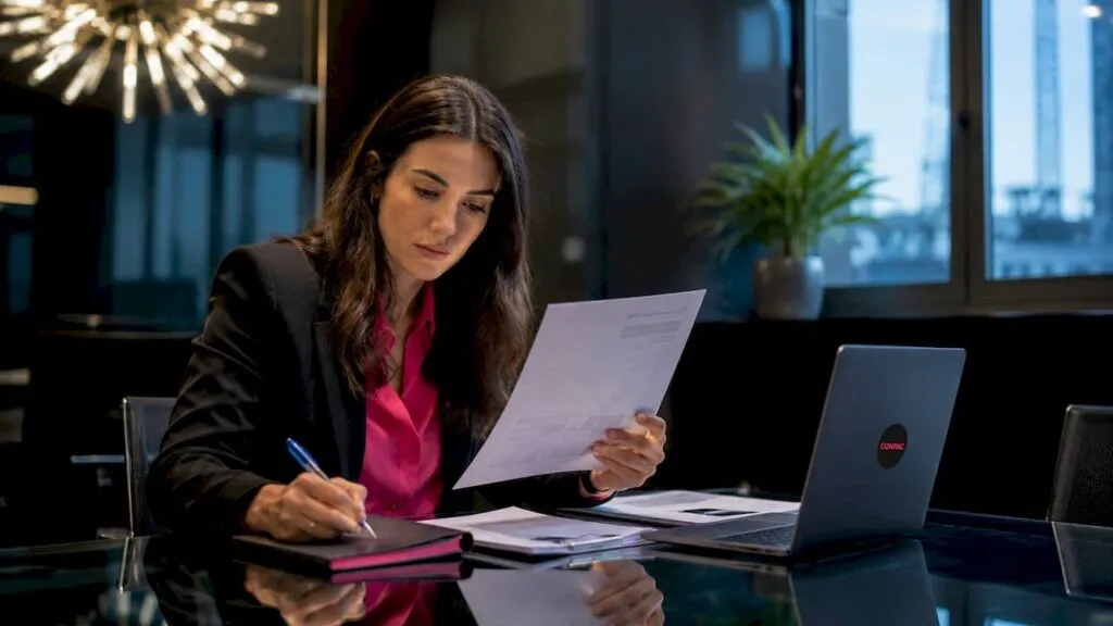 Il project manager analizza il brief strategico e annota i punti salienti.