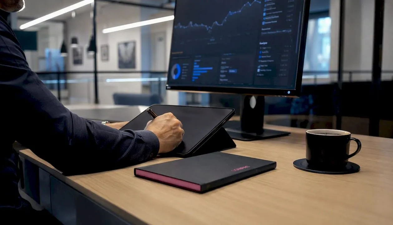 Mani che esplorano il pannello di controllo delle statistiche su LinkedIn