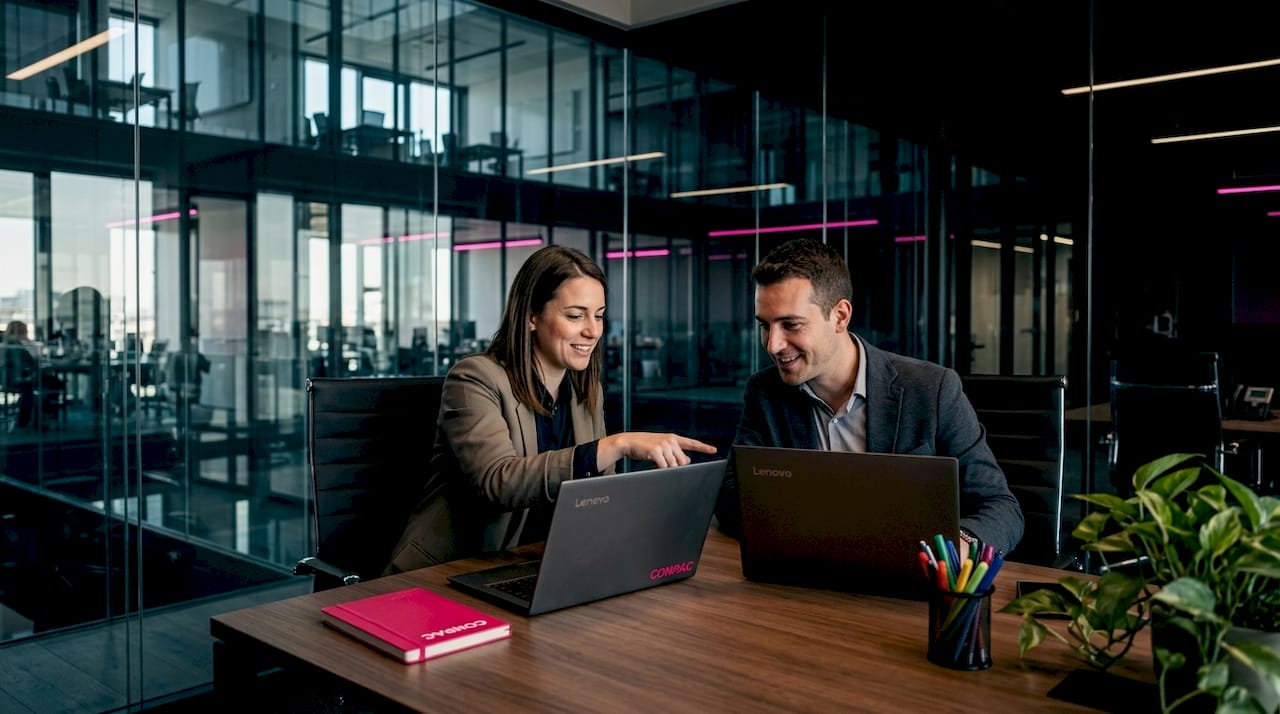 Un team di professionisti collabora sulla pagina LinkedIn aziendale