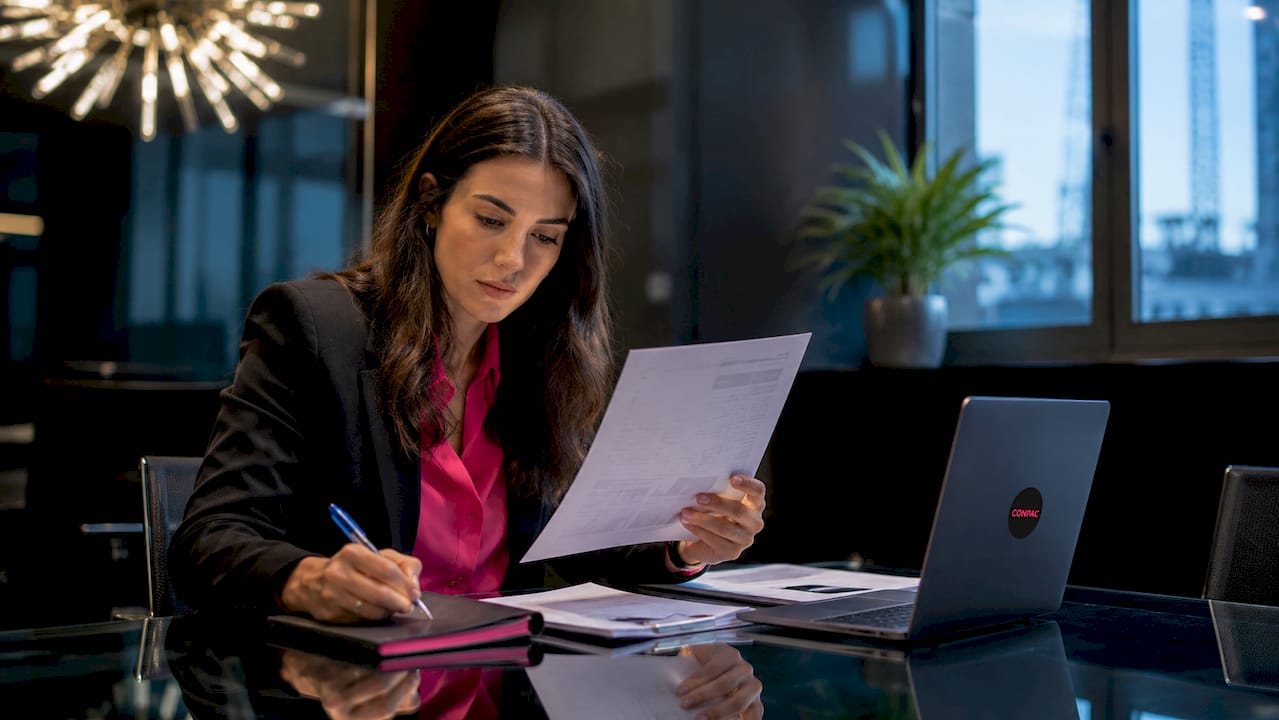 Il project manager analizza il brief strategico e annota i punti salienti.