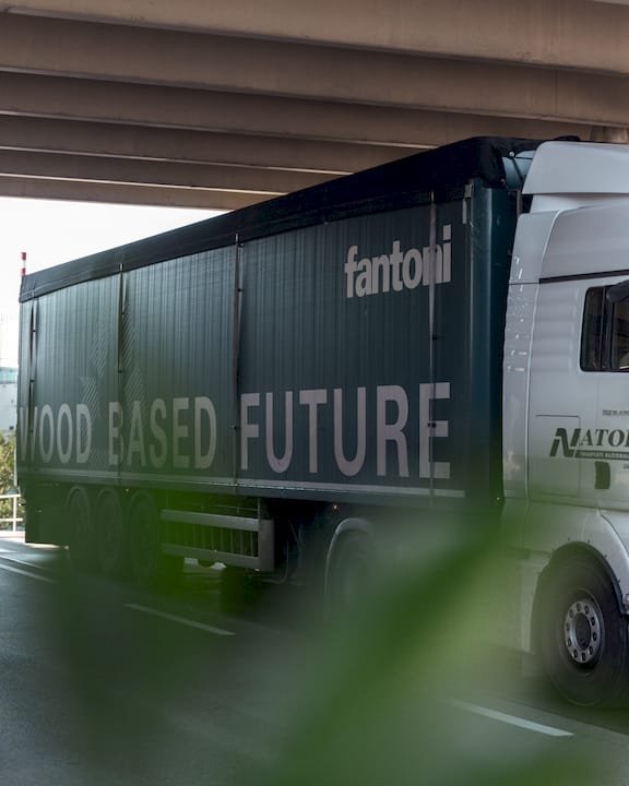 Camion per il trasporto merci con rimorchio, fotografato mentre transita sotto un cavalcavia.
